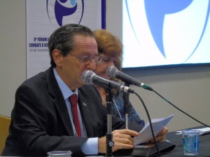 Dr. Mário R. Hirschheimer profere as palavras de abertura do evento.