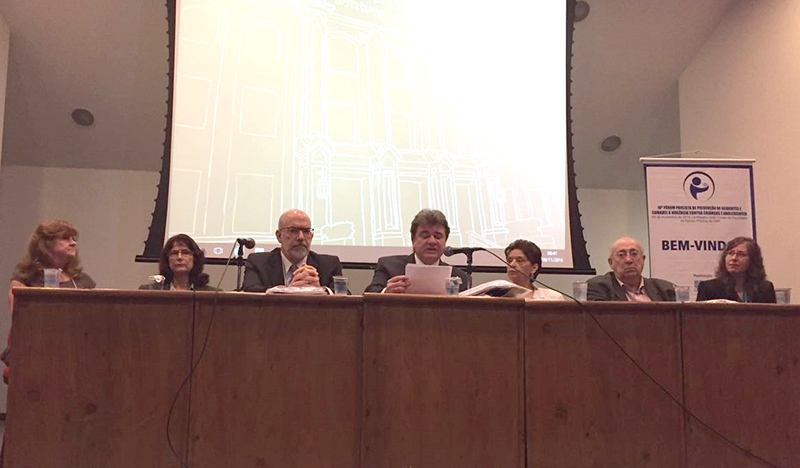 Foto 1: Mesa de abertura do evento. Da esquerda para direita: Renata Waksman, coordenadora do Fórum; Ivone Meinão, delegada das Assembléias da Associação Médica Brasileira; Mauro Gomes Aranha Lima, membro do Núcleo de Acidentes e Violência da Santa Casa; Claudio Barsanti, presidente da SPSP; Maria Helena Prado de Mello Jorge, professora da USP; Sergio Antonio Bastos Sarrubbo, membro da Comissão de Relações Comunitárias da SPSP e Marina Feferbaum, advogada e especialista em direitos humanos.