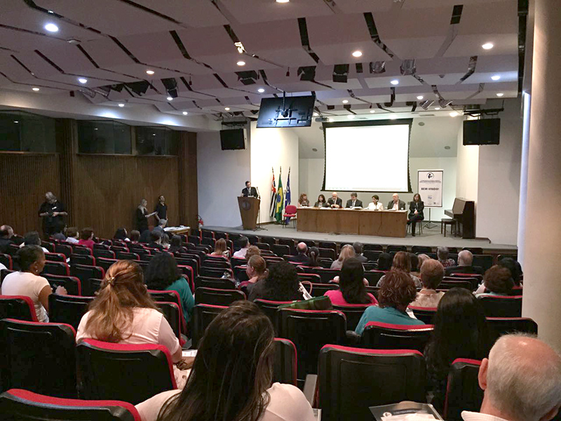 Público assiste à uma das palestras do Fórum. 